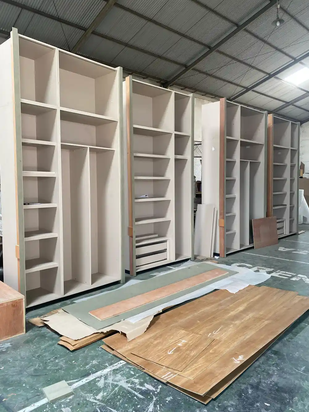 Permukaan lemari dilapisi GW-HPL Fabric dari Frantinco