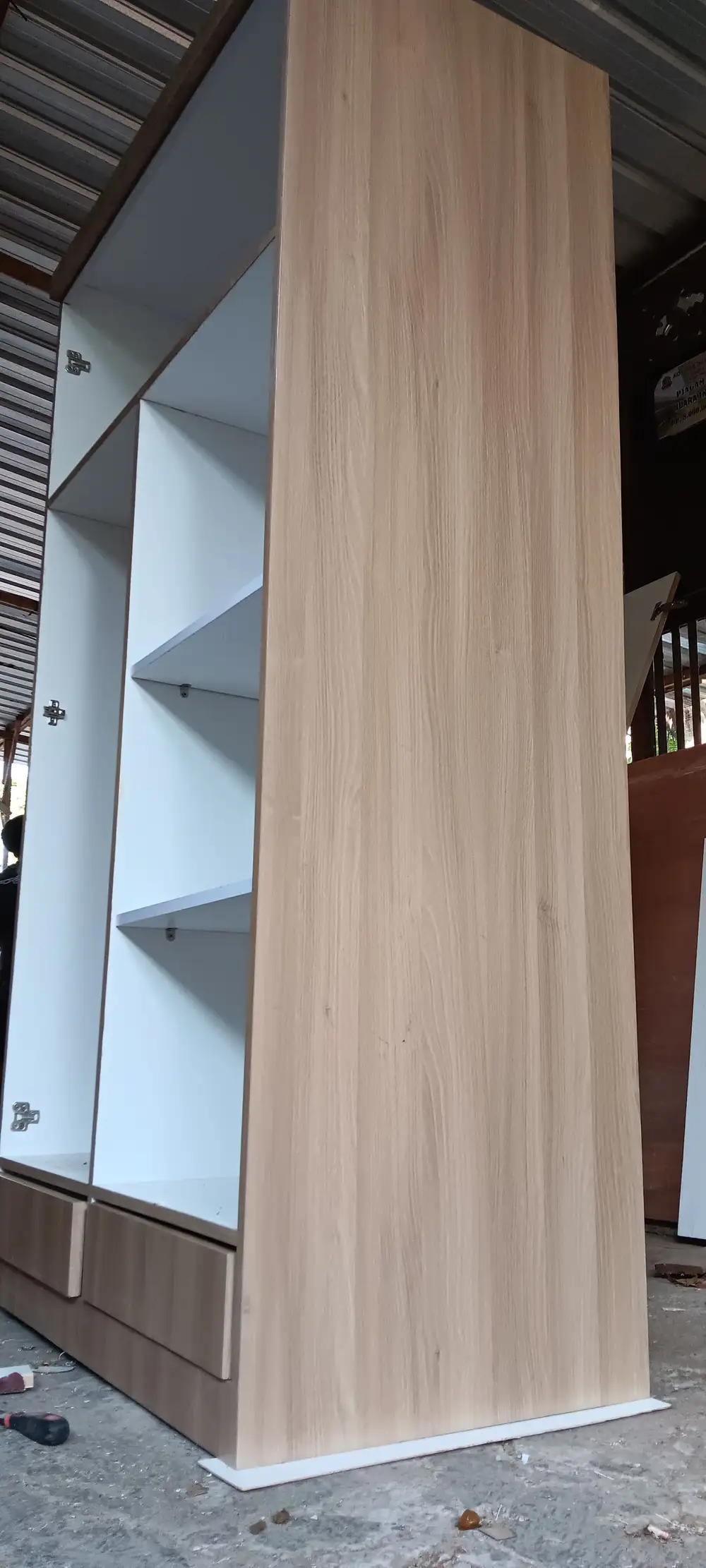 Lemari menggunakan laminasi GW-HPL woodgrain dari frantinco